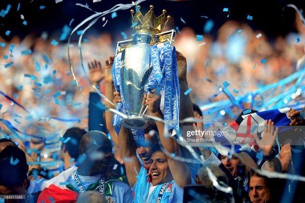 Hình ảnh Sergio Agüero ăn mừng bàn thắng trong màu áo Manchester City, thể hiện niềm vui và sự cuồng nhiệt đặc trưng