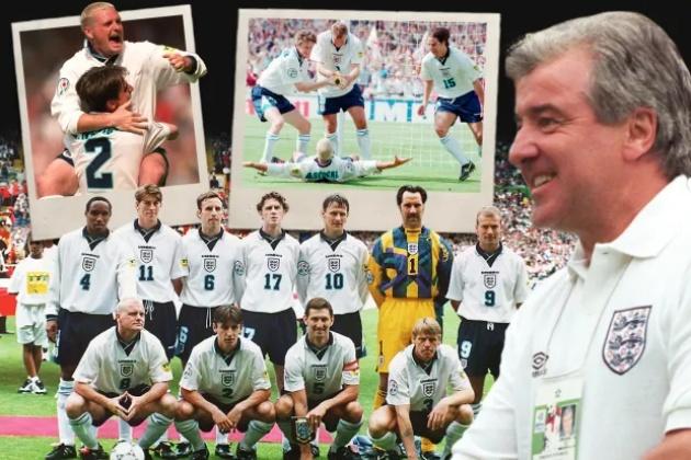 Alan Shearer trong màu áo Blackburn Rovers ăn mừng bàn thắng cuồng nhiệt tại Premier League