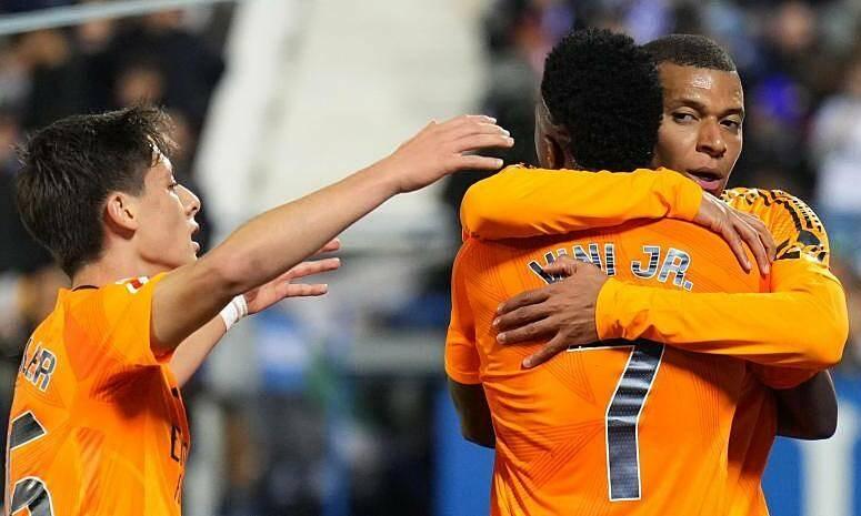 Carlo Ancelotti và chiến thuật phản công tốc độ của Real Madrid, nổi bật với vai trò của Vinicius Jr bên cánh trái dưới sự chỉ đạo của ông.