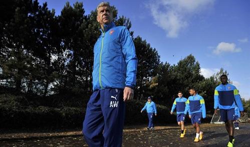 Hình ảnh Arsène Wenger chỉ đạo chiến thuật tại AS Monaco, minh chứng ảnh hưởng của huấn luyện viên nổi tiếng lên Ligue 1.