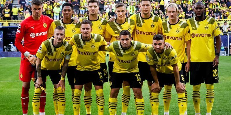 Cầu thủ Augsburg nỗ lực tranh chấp bóng quyết liệt thể hiện khó khăn trong việc cạnh tranh vị trí cao tại Bundesliga