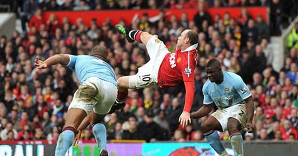 Mario Balotelli ăn mừng bàn thắng với áo 'Why Always Me' trong trận Man City 6-1 MU 2011 lịch sử tại Etihad