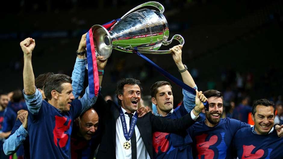 Khoảnh khắc Barcelona nâng cúp vô địch Champions League 2015 sau khi đánh bại Juventus trong trận chung kết đáng nhớ tại Berlin