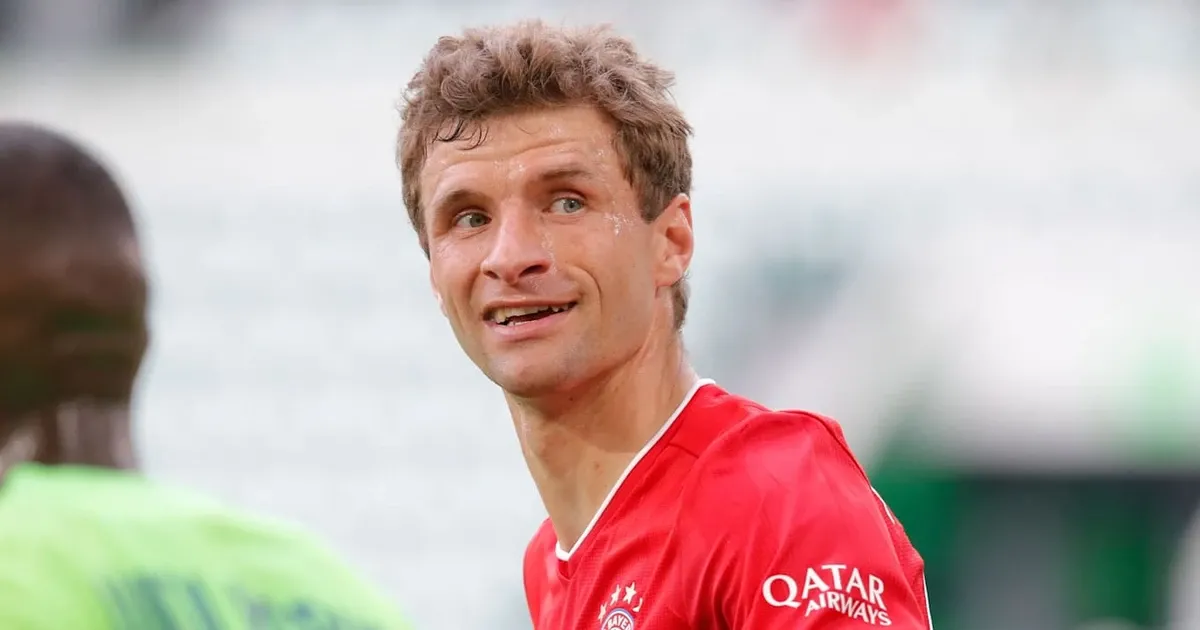 Hình ảnh toàn đội Bayern Munich nâng cao chiếc đĩa bạc Meisterschale ăn mừng chức vô địch Bundesliga lần thứ 11 liên tiếp