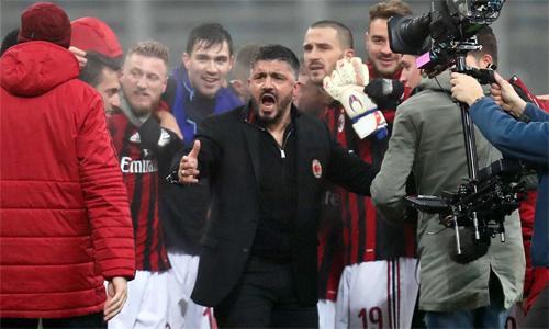 Hình ảnh cận cảnh một cầu thủ ngôi sao của AC Milan hoặc Roma đang thể hiện kỹ năng trong trận chiến ông lớn Serie A.