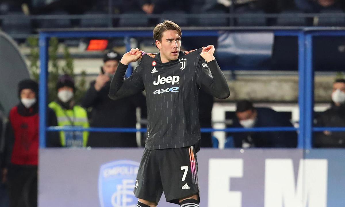 Tiền đạo Dusan Vlahovic của Juventus trong pha tranh chấp quyết liệt với hậu vệ Napoli trong trận đấu đặc biệt tại Serie A