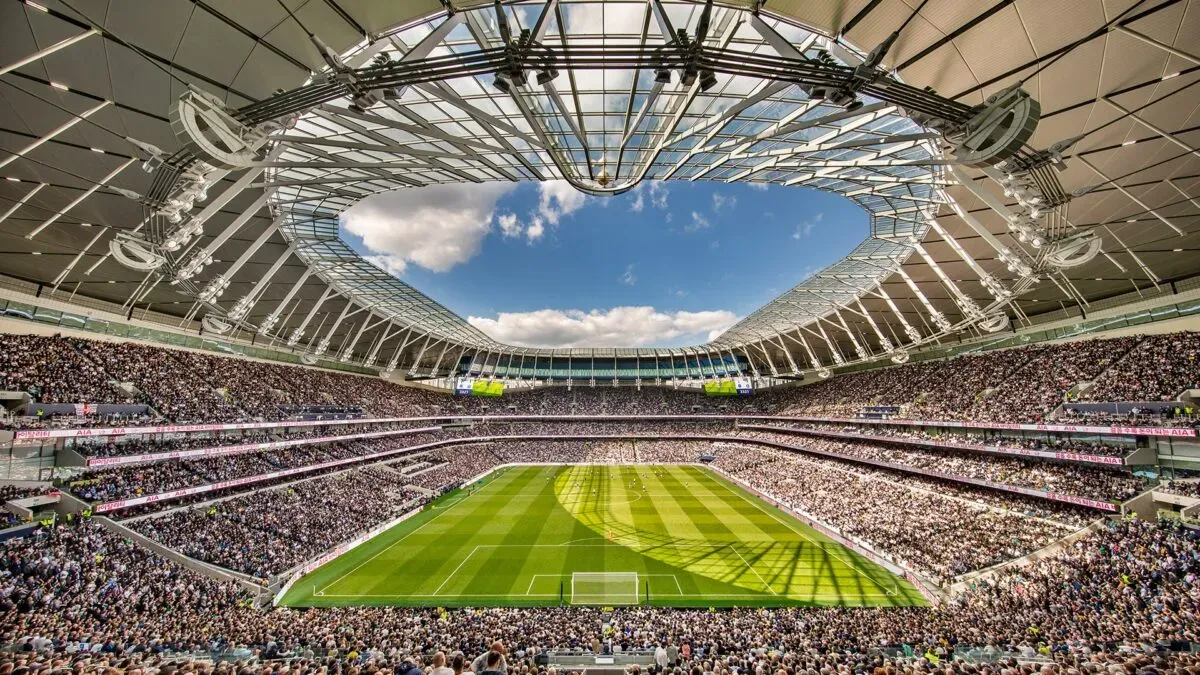 Các cổ động viên West Ham United cuồng nhiệt cổ vũ đội nhà trên khán đài sân vận động London Stadium