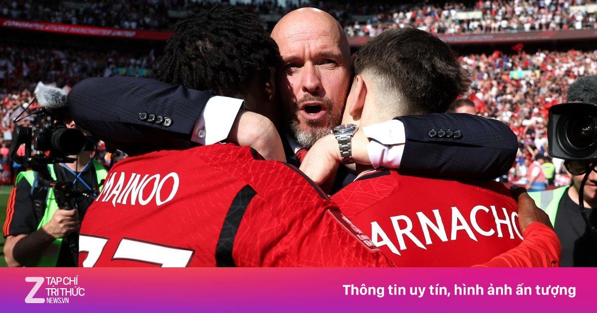Hình ảnh các cầu thủ Chelsea nâng cao cúp vô địch Premier League tại sân Stamford Bridge, với pháo giấy xanh trắng và sự cuồng nhiệt của khán giả, thể hiện khoảnh khắc vinh quang. 