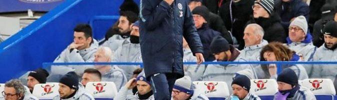 Maurizio Sarri chỉ đạo chiến thuật Sarriball cho cầu thủ Juventus trên sân tập, nhấn mạnh lối chơi chuyền bóng nhanh.