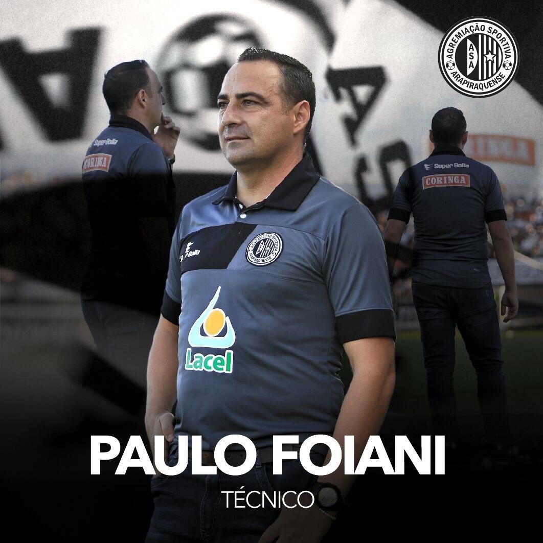 Huấn luyện viên đội bóng mới thăng hạng tại Ligue 1 đang chỉ đạo chiến thuật cho các cầu thủ trên sân tập một cách tâm huyết