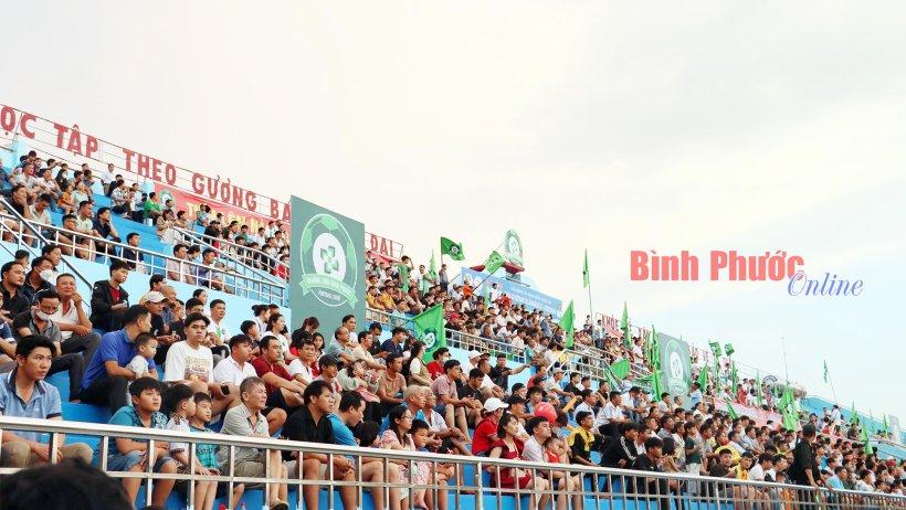 Người hâm mộ quốc tế với áo đấu câu lạc bộ Bundesliga cổ vũ nồng nhiệt trên khán đài sân vận động Đức