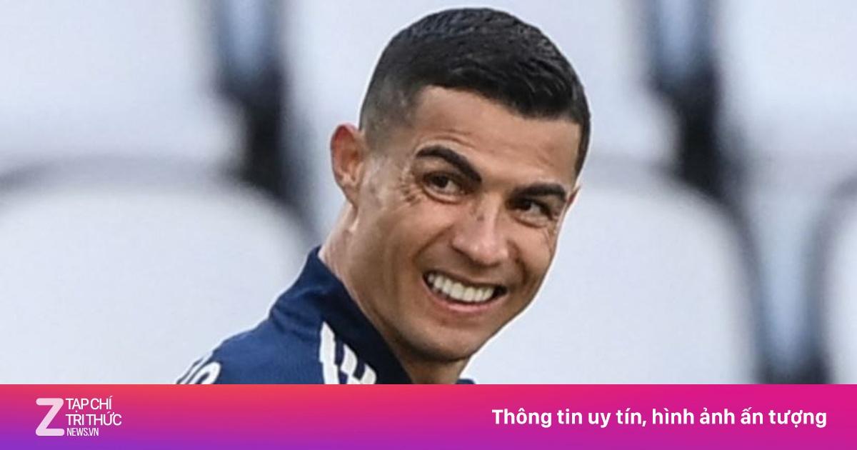 Siêu sao Cristiano Ronaldo trong màu áo Juventus thi đấu tại Serie A, thể hiện kỹ năng rê dắt bóng và sức mạnh vượt trội trên sân cỏ