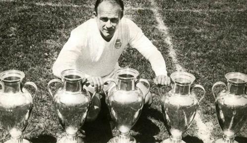 David Beckham trong buổi lễ ra mắt Real Madrid, cầm áo số 23, bên cạnh chủ tịch Florentino Perez và huyền thoại Alfredo Di Stefano