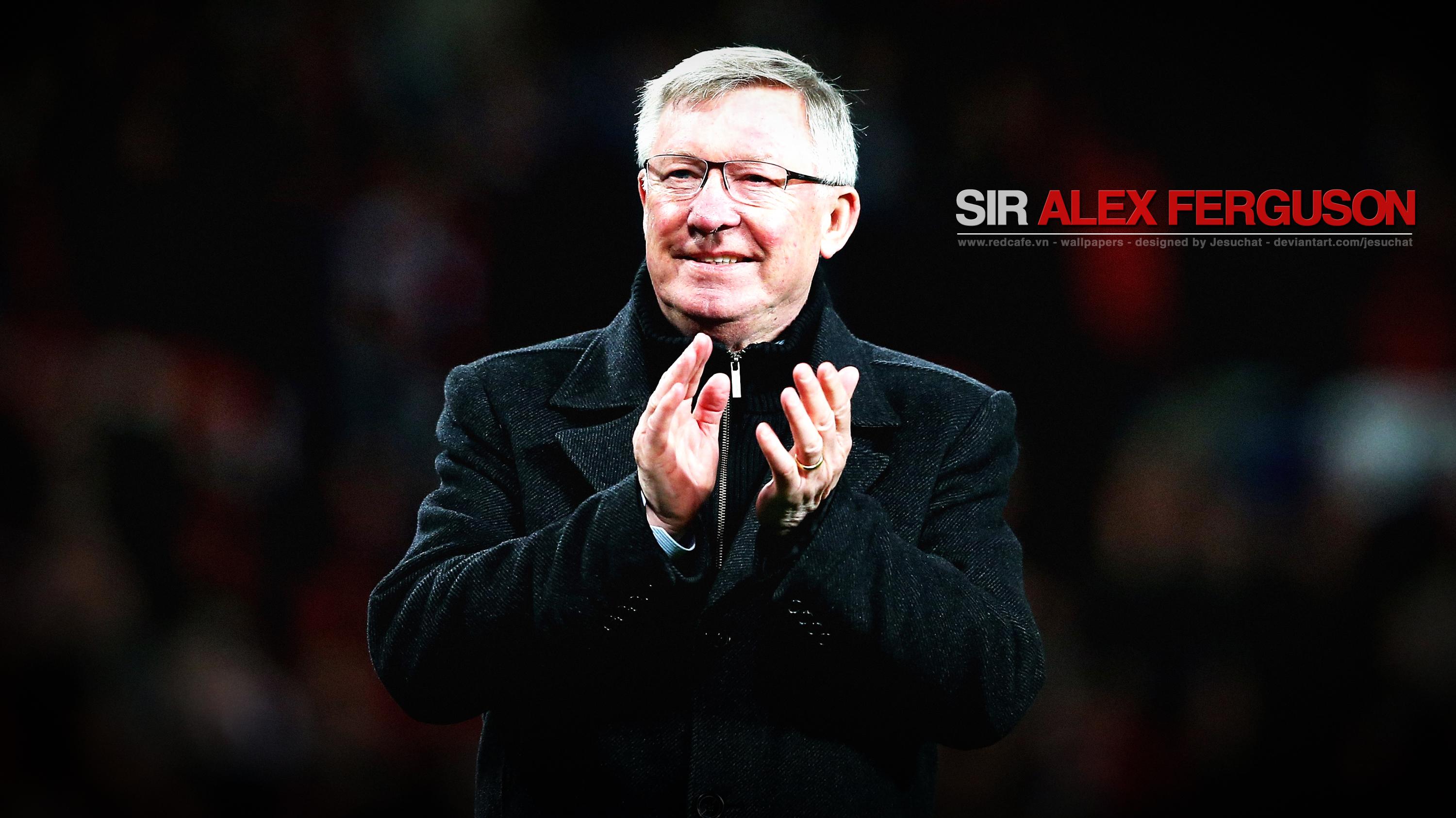 Hình ảnh David Beckham và HLV Sir Alex Ferguson trên sân tập hoặc đường biên của Manchester United, thể hiện mối quan hệ thầy trò đặc biệt