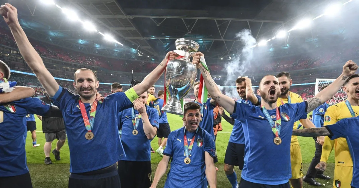Khoảnh khắc đội bóng Serie A ăn mừng chiến thắng quan trọng tại cúp châu Âu nhờ áp dụng chiến thuật hiệu quả và hiện đại