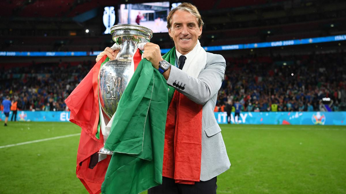 Đội tuyển Italia nâng cao chiếc cúp vô địch Euro 2020 tại Wembley, minh chứng cho sự hồi sinh và phát triển thành công dưới thời Mancini.