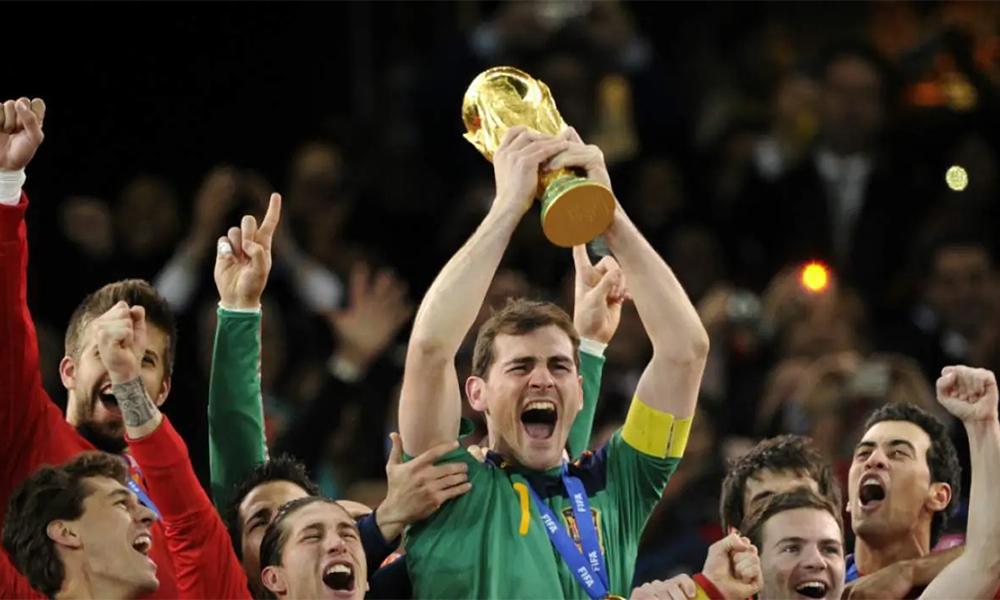 Đội tuyển Tây Ban Nha với nòng cốt là các cầu thủ La Liga nâng cao chiếc cúp vàng World Cup 2010 sau chiến thắng lịch sử.