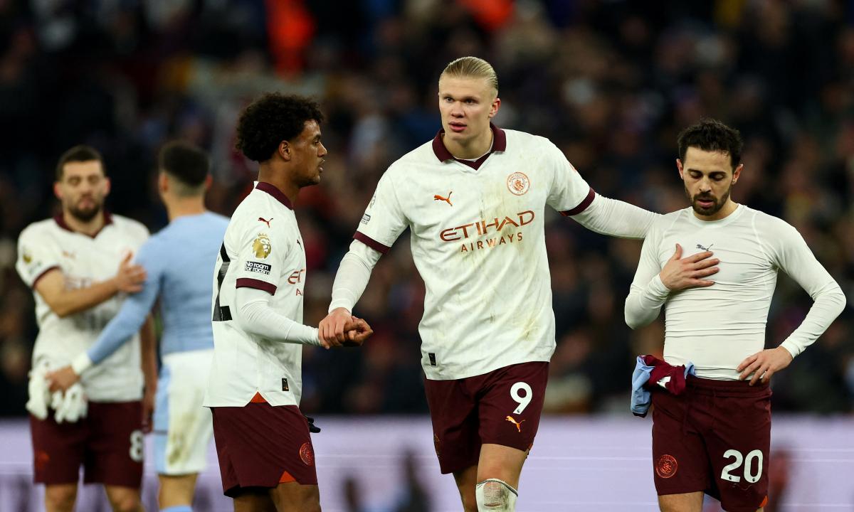 Tiền vệ Douglas Luiz của Aston Villa kiểm soát bóng ở khu vực giữa sân, thể hiện vai trò nhạc trưởng và khả năng điều tiết lối chơi quan trọng