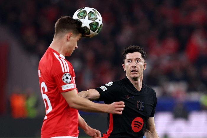 Khoảnh khắc cầu thủ Eintracht Frankfurt ăn mừng bàn thắng quan trọng trong trận tứ kết Europa League lịch sử với Barcelona tại Camp Nou