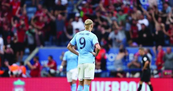 Logo Premier League đặt trên cán cân công lý tượng trưng cho tương lai của luật công bằng tài chính FFP
