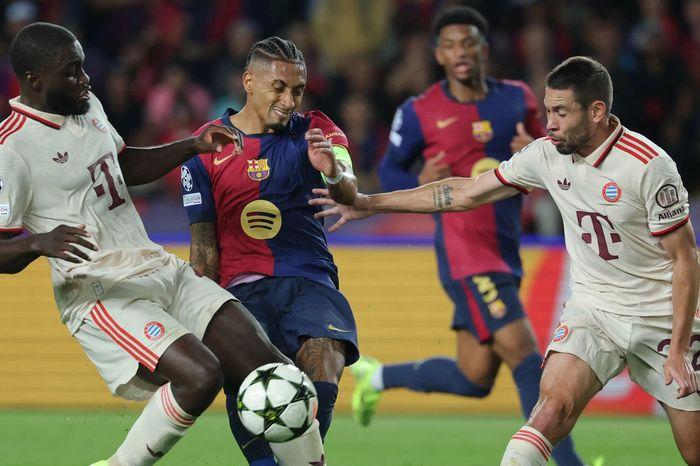 Khoảnh khắc Serge Gnabry ăn mừng bàn thắng cùng đồng đội Bayern Munich tại Champions League, thể hiện vai trò quan trọng.