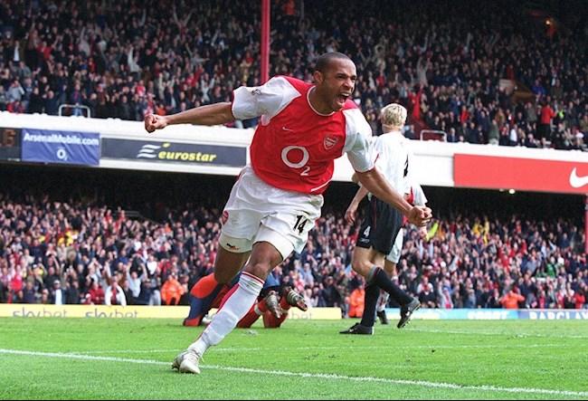 Thierry Henry ăn mừng bàn thắng solo kinh điển vào lưới Liverpool tại Highbury mùa giải 2003-2004