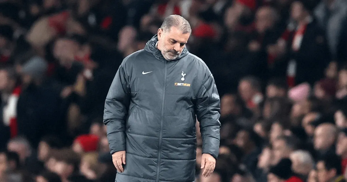 Huấn luyện viên Ange Postecoglou đang đưa ra chỉ đạo chiến thuật cho các cầu thủ Tottenham trong một buổi tập hoặc trận đấu