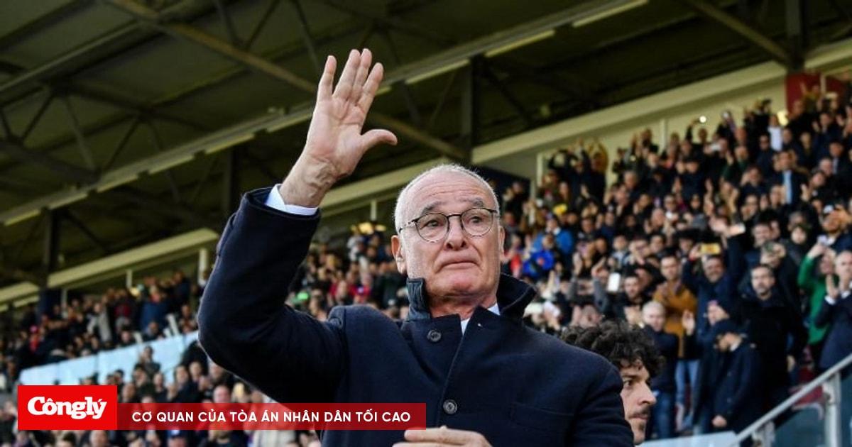 HLV Claudio Ranieri ăn mừng đầy cảm xúc cùng Leicester City trong mùa giải vô địch Premier League 2015-2016
