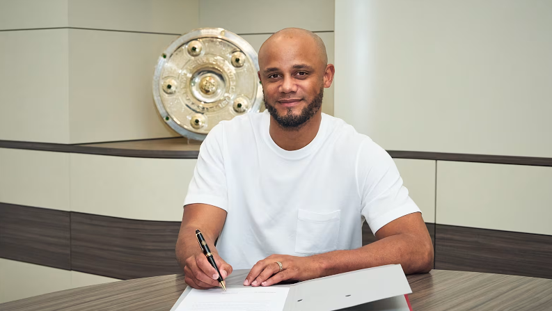 Huấn luyện viên Ole Werner đang nghiêm túc đưa ra chỉ đạo chiến thuật cho các cầu thủ Werder Bremen trong buổi tập chuẩn bị cho mùa giải mới.