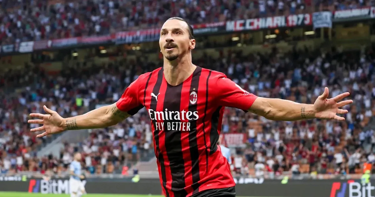 Huấn luyện viên Stefano Pioli đang đưa ra chỉ đạo chiến thuật cho các cầu thủ AC Milan trong một trận đấu căng thẳng tại Serie A thể hiện vai trò quan trọng của ông trong sự trở lại mạnh mẽ