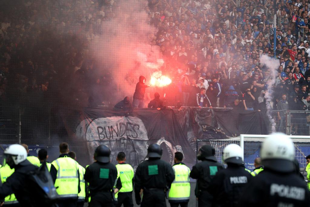 Khoảnh khắc buồn của Hamburger SV khi chính thức rớt hạng Bundesliga lần đầu tiên trong lịch sử đội bóng