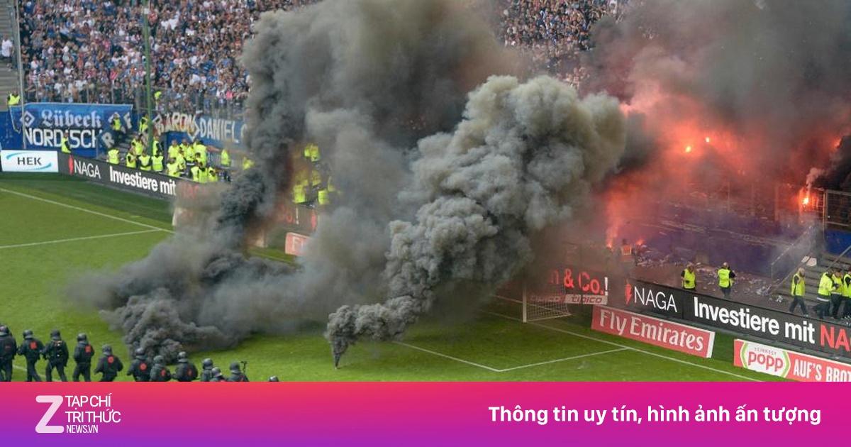 Cầu thủ Hamburger SV nỗ lực thi đấu trong một trận cầu căng thẳng tại giải hạng hai Đức 2. Bundesliga