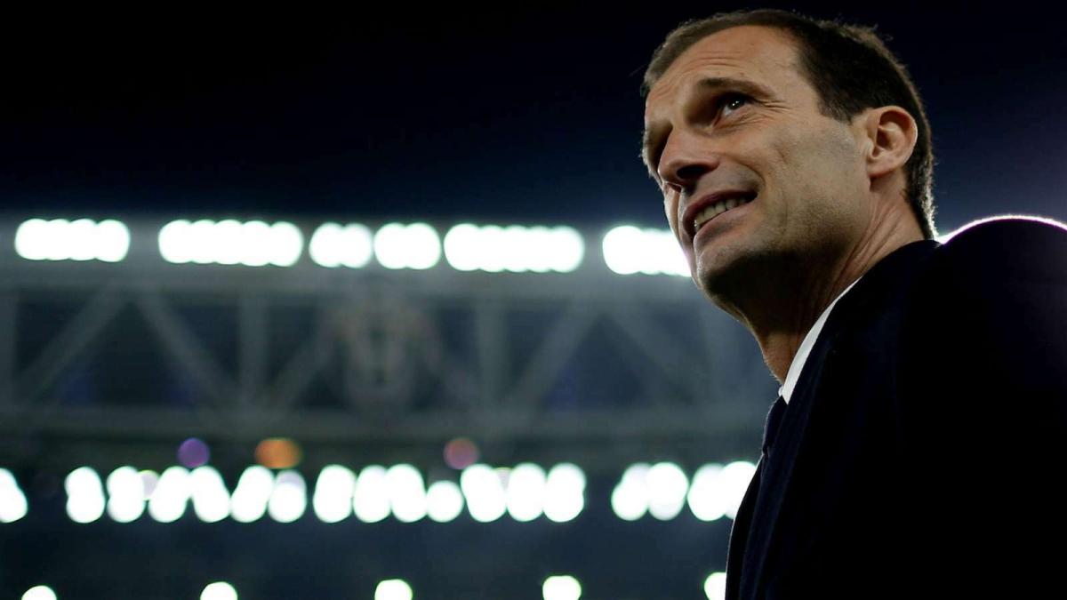 Massimiliano Allegri huấn luyện viên thành công của Juventus ăn mừng chiến thắng danh hiệu Serie A