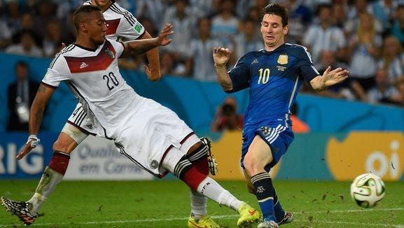 Trung vệ Jérôme Boateng thể hiện sức mạnh và kỹ năng tắc bóng chính xác trong màu áo Bayern Munich.