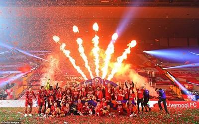 Đội trưởng Jordan Henderson nâng cao chiếc cúp vô địch Premier League, khoảnh khắc lịch sử của Liverpool sau 30 năm