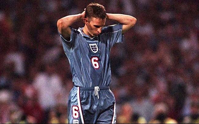 Jürgen Klinsmann ăn mừng bàn thắng kinh điển trong màu áo đội tuyển Đức tại World Cup 1990 hoặc Euro 1996