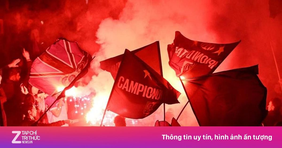 Juventus, đội bóng huyền thoại Serie A, ăn mừng chức vô địch Scudetto lịch sử cùng các cầu thủ và người hâm mộ cuồng nhiệt.