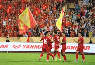Kai Havertz thi đấu tự tin và quyết tâm trong màu áo trắng truyền thống của đội tuyển quốc gia Đức trên sân cỏ quốc tế.