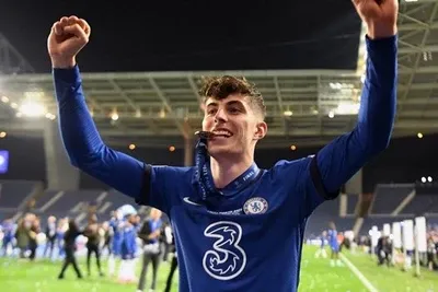 Hình ảnh Kai Havertz thời trẻ thi đấu bùng nổ trong màu áo Bayer Leverkusen, thể hiện tiềm năng sáng giá của bóng đá Đức.