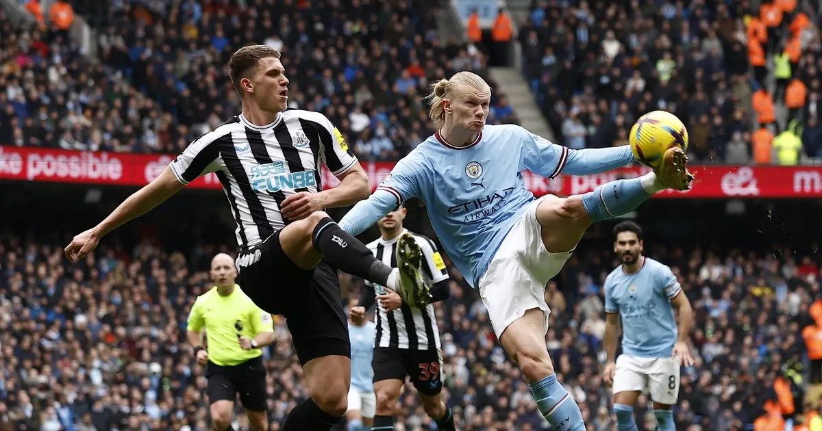 Kevin De Bruyne thực hiện đường chuyền kiến tạo đẳng cấp cho đồng đội ở Manchester City tại giải Ngoại hạng Anh