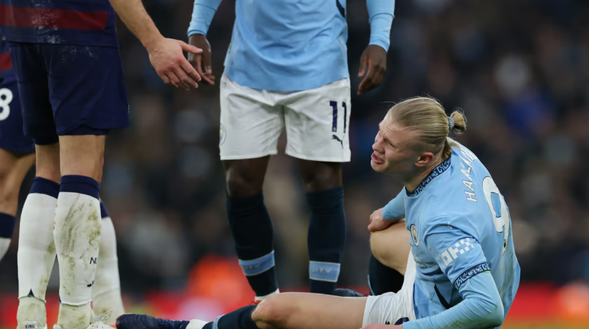 Kevin De Bruyne và HLV Pep Guardiola trao đổi chiến thuật bên đường biên trong một trận đấu của Manchester City