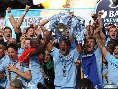 Hình ảnh cận cảnh khoảnh khắc Sergio Agüero tung cú sút quyết định vào lưới QPR giúp Man City vô địch Premier League 2011/12
