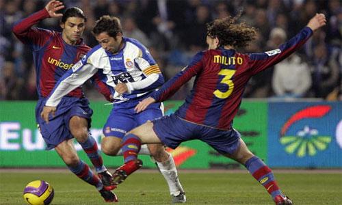 Hình ảnh Raúl Tamudo của Espanyol ăn mừng bàn thắng lịch sử vào lưới Barcelona trong trận derby Catalan đáng nhớ năm 2007