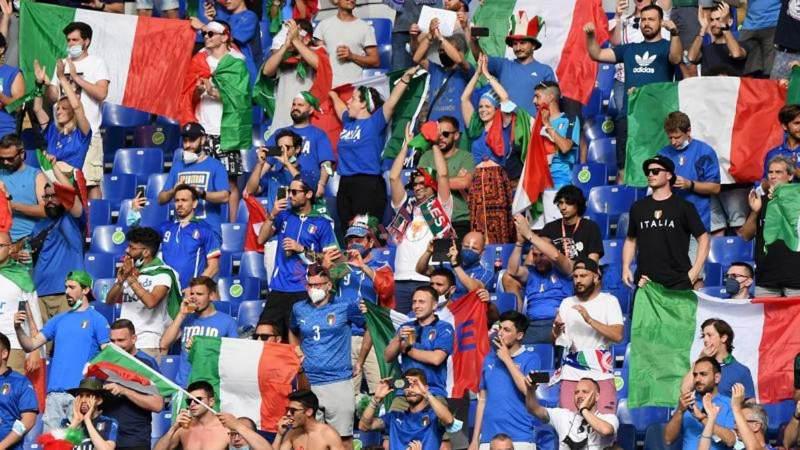 Không khí cuồng nhiệt của các Tifosi trên khán đài một trận đấu Serie A, thể hiện niềm đam mê bóng đá Ý mãnh liệt.