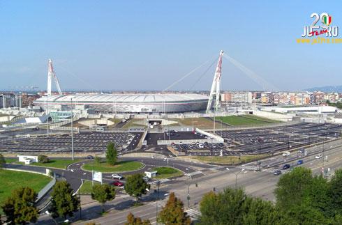 Toàn cảnh sân vận động Allianz Stadium rực sáng đèn trước giờ bóng lăn trận cầu đỉnh cao Juventus vs Napoli Serie A