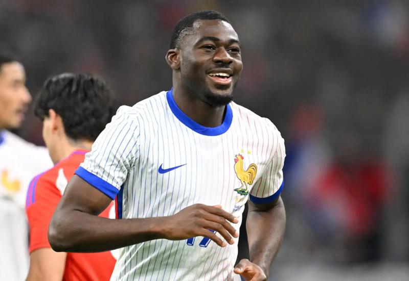 Randal Kolo Muani dứt điểm cận thành ghi bàn vào lưới Marseille, góp phần vào chiến thắng 4-1 của PSG