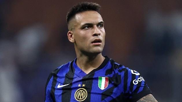 Ngôi sao Khvicha Kvaratskhelia rê bóng kỹ thuật trong màu áo Napoli, niềm hy vọng chinh phục Serie A.