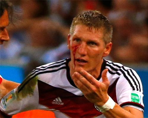 Philipp Lahm và Bastian Schweinsteiger, hai huyền thoại Bayern Munich, cùng nâng cúp Champions League mừng cú ăn ba lịch sử 2013