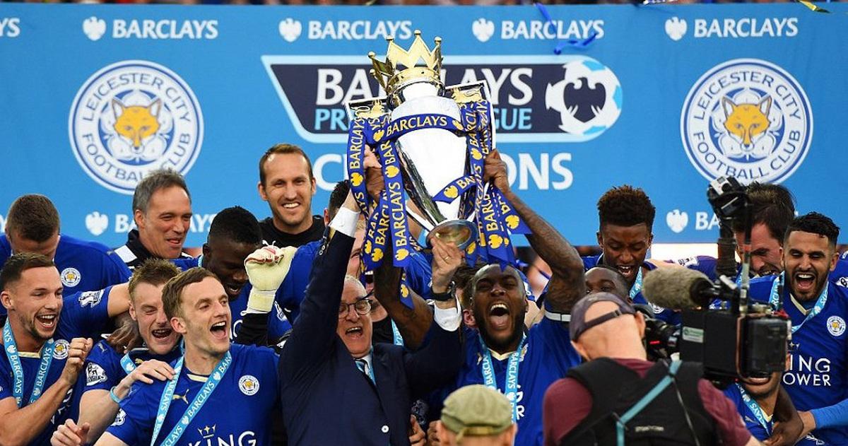 Đội Leicester City nâng cao chiếc cúp vô địch Premier League tại King Power Stadium trong lễ ăn mừng mùa giải 2015-2016
