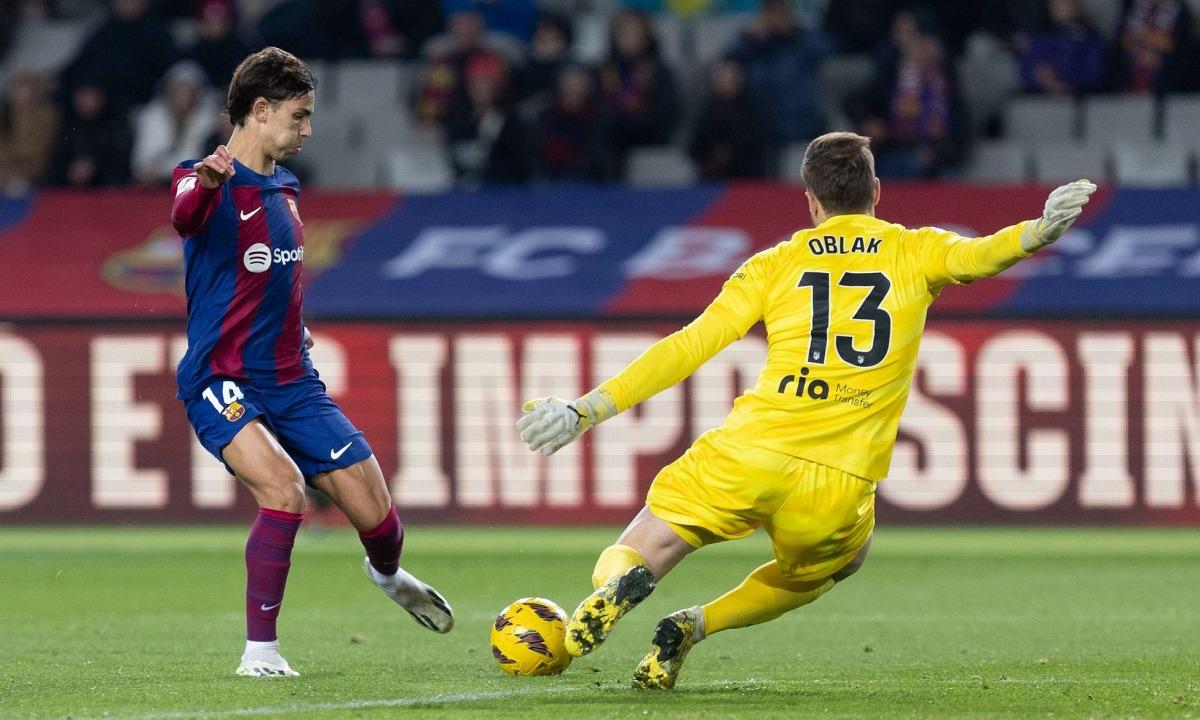 Robert Lewandowski trong màu áo Barcelona ăn mừng bàn thắng, một bản hợp đồng quan trọng trong chiến lược xây dựng lại đội hình của CLB dưới thời Xavi.